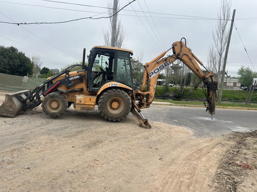 Retroexcavadora en obra urbana