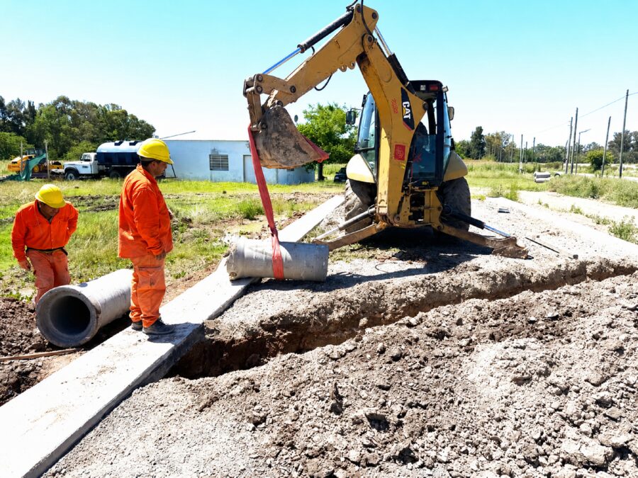 Instalación de caños con retroexcavadora CAT