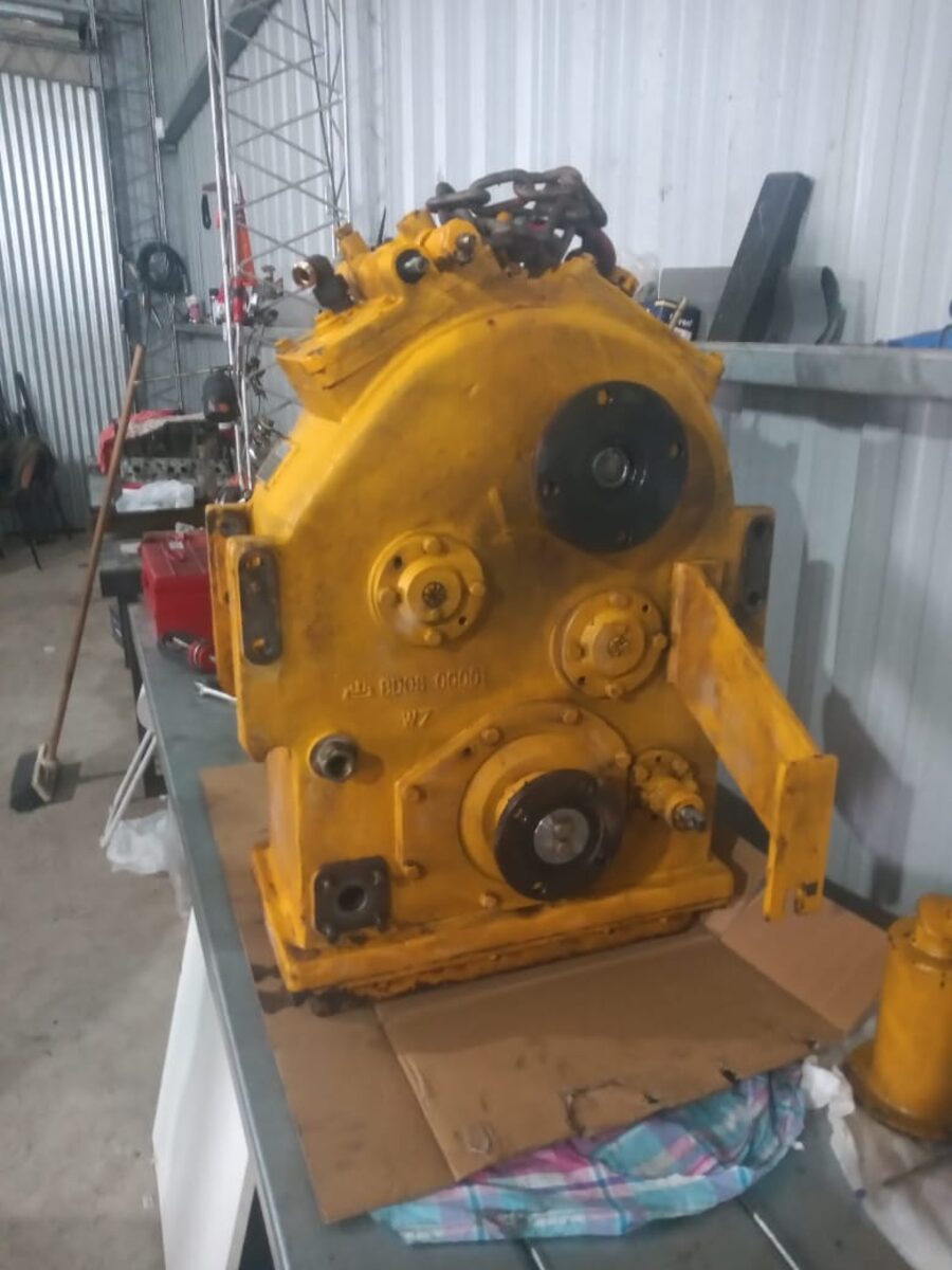 Taller mecánico — caja de transmisión